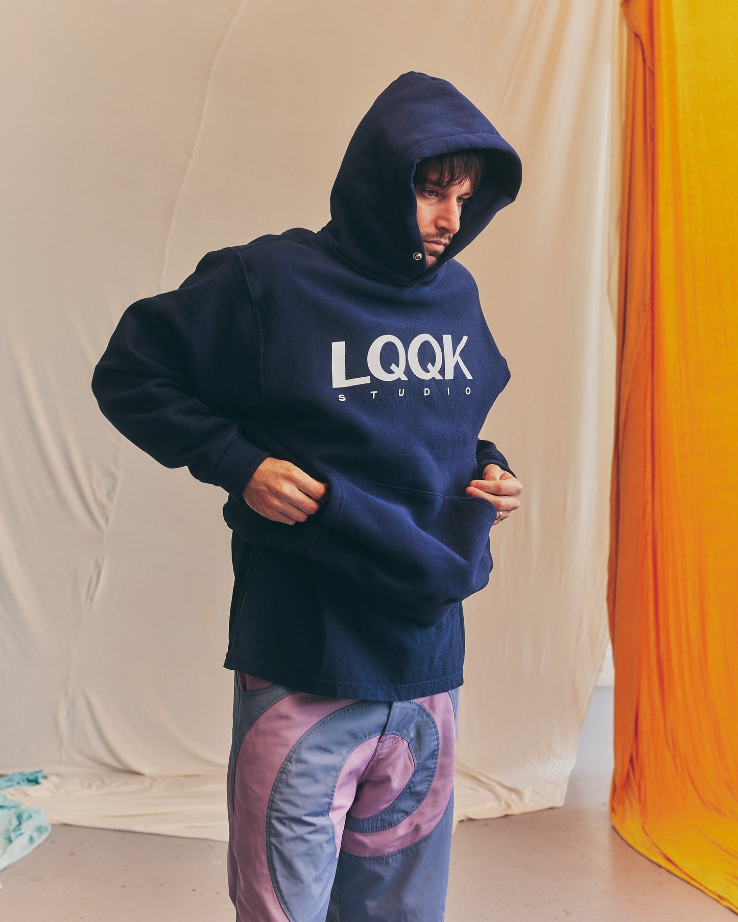 LQQKSTUDIO|SIGNATURE SNAP FLEECE HOODIE|NAVY